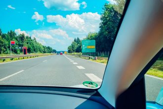 Autobahn_Fahrt-in-den-Urlaub-mit-dem-E-Auto