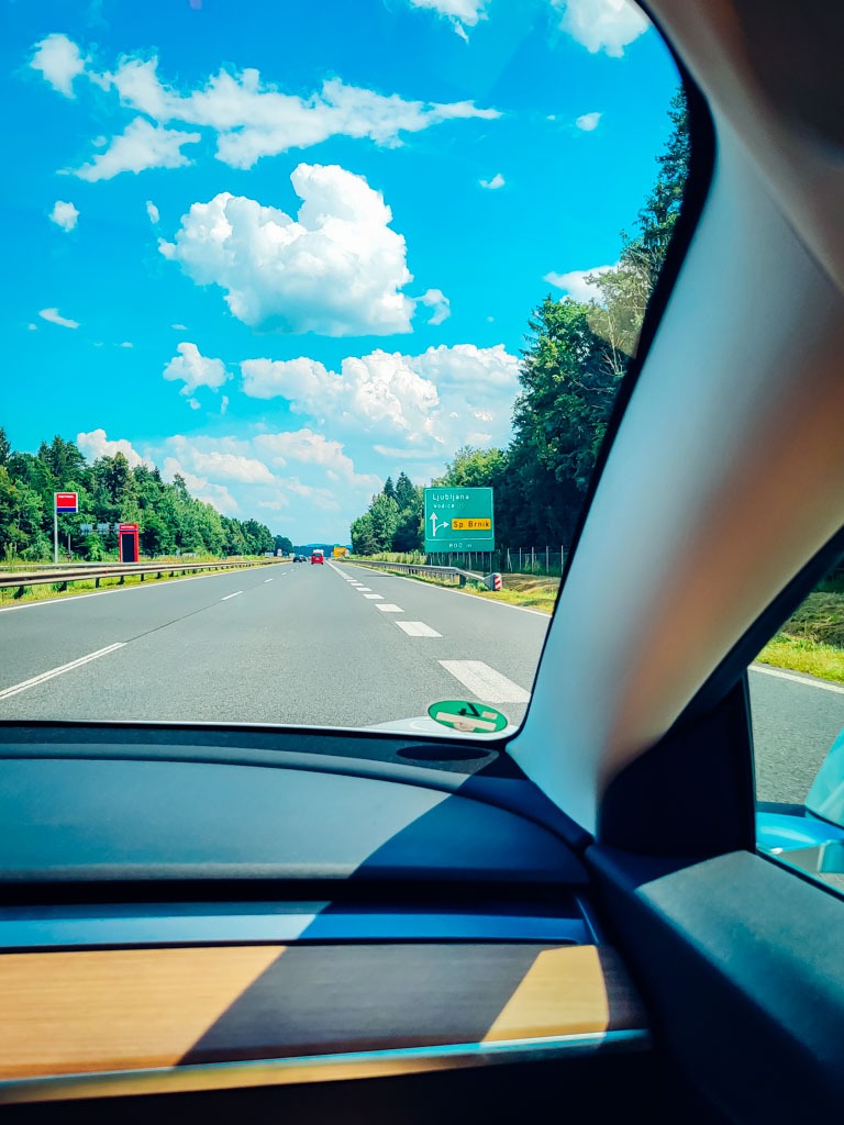 Autobahn_Fahrt-in-den-Urlaub-mit-dem-E-Auto